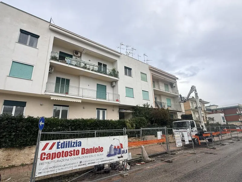 Cantiere con lo striscione Edilizia Capotosto Daniele