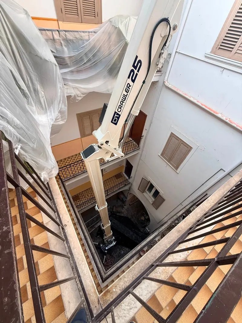 Piattaforma cingolata in un cortile interno
