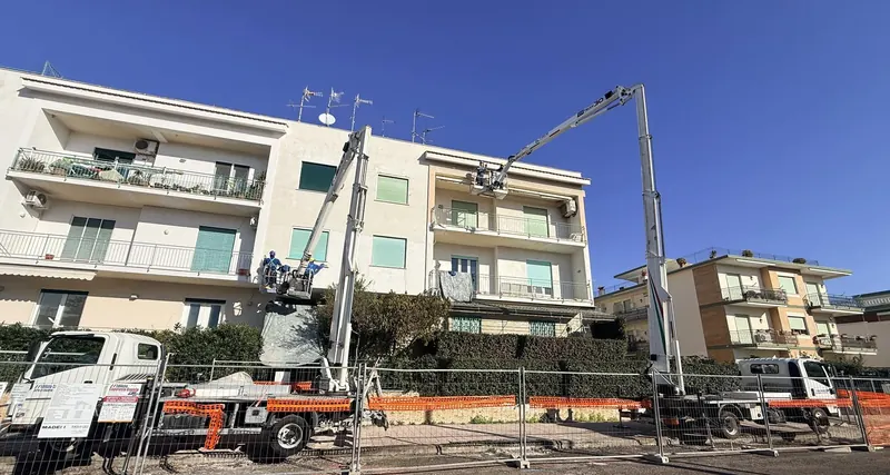 Due piattaforme aeree Edilizia Capotosto al lavoro sulla facciata di un condominio