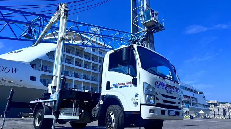 Piattaforma su autocarro al porto