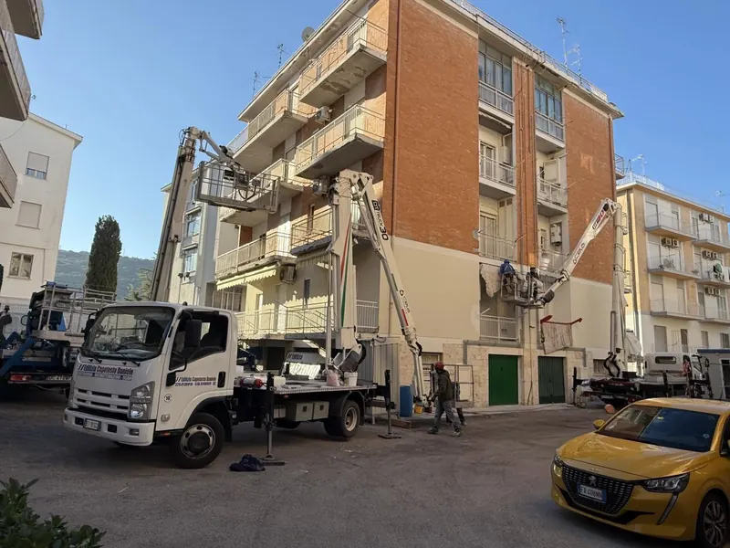 Due piattaforme al lavoro su una palazzina